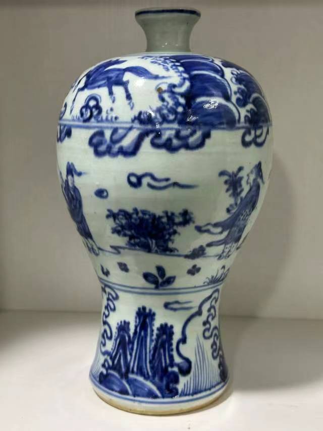 青花人物纹梅瓶